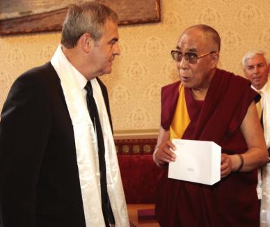 Tokes nu se lasă: l-a invitat din nou pe Dalai Lama în România